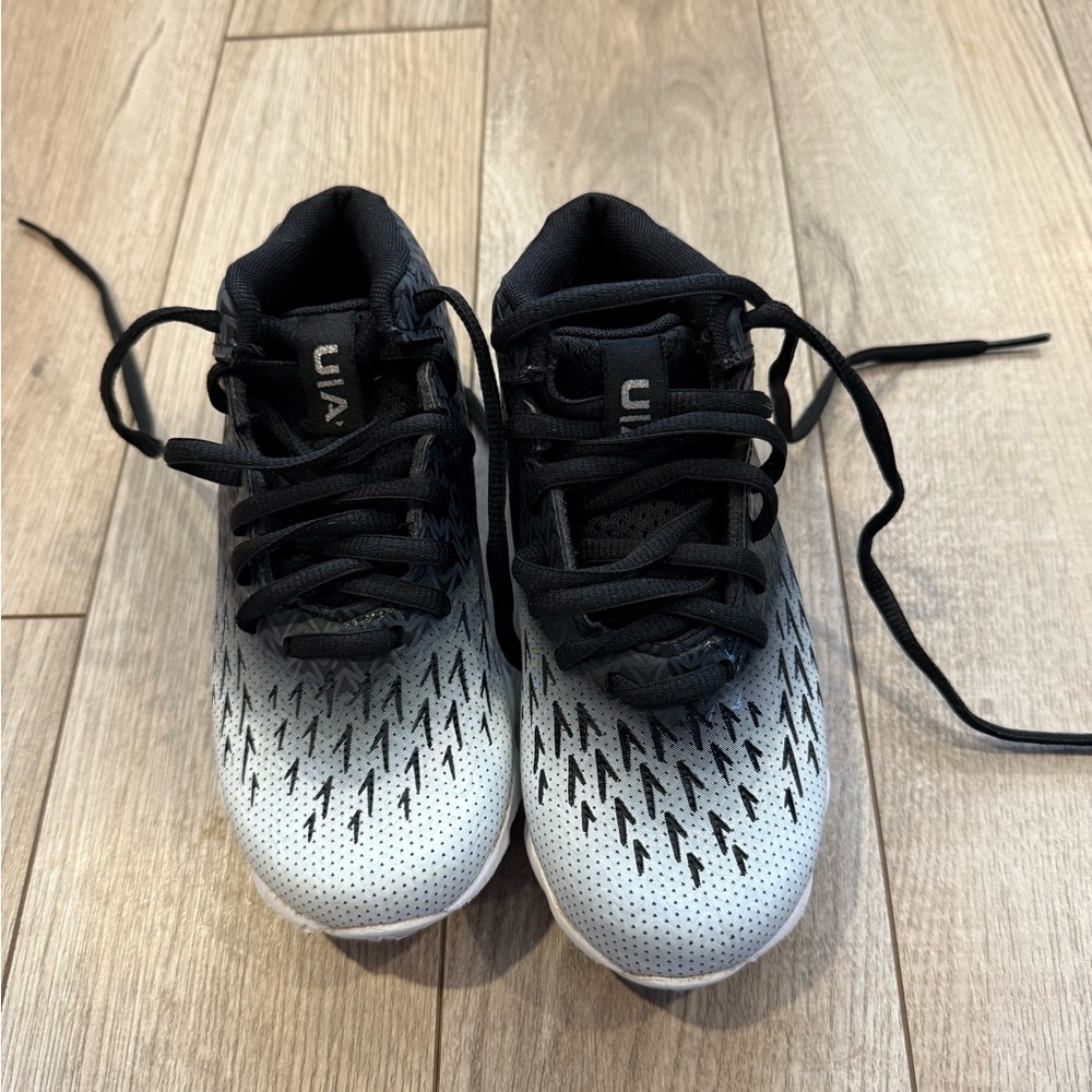 EUC Boys Under Armour Cleats
